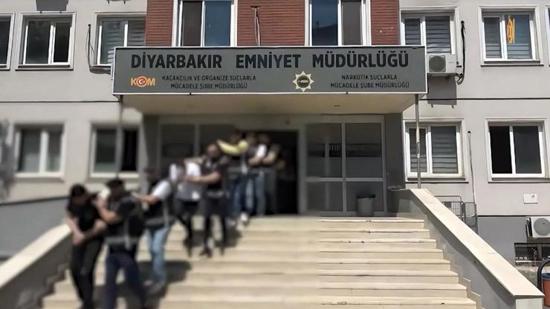 توقيف 15 شخصاً بينهم زعيم العصابة في عملية ضدّ تنظيم إجرامي مسلّح بديار بكر