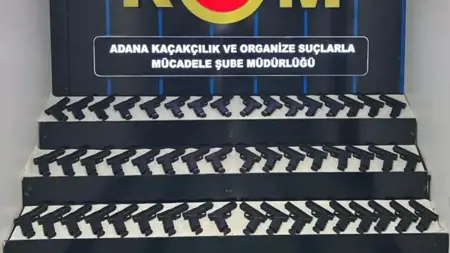 ضبط 50 قطعة سلاح غير مرخصة داخل سيارة في أضنة ضبط 50 قطعة سلاح غير مرخصة داخل سيارة في أضنة