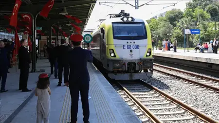 في أجواء احتفالية.. قطار الشرق السريع التاريخي يصل تركيا