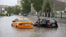 أمطار وبَرَد كثيف يشلان الحركة في أنقرة