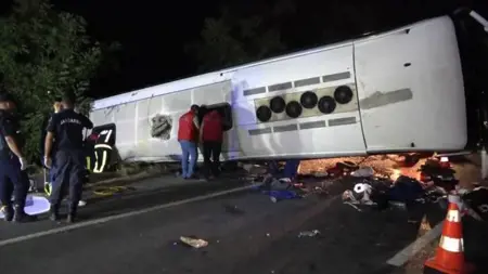 عاجل :كانوا ذاهبين إلى حفل زفاف.. مصرع 6 أشخاص في حادث سير مروع في دنيزلي عاجل :كانوا ذاهبين إلى حفل زفاف.. مصرع 6 أشخاص في حادث سير مروع في دنيزلي