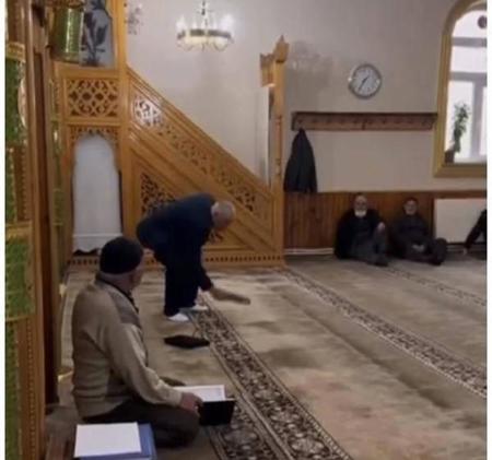 مرشح تركي يقبل المصحف ثم يدهسه بقدمه في أحد مساجد سيواس التركية