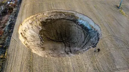 خبير جيولوجي تركي يكشف أسباب تكون الحفر العميقة المرعبة خبير جيولوجي تركي يكشف أسباب تكون الحفر العميقة المرعبة