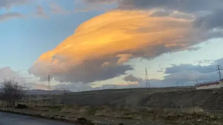 ظهور سحابة العدسة على "جبل سوفان"  شرقي تركيا  ظهور سحابة العدسة على "جبل سوفان"  شرقي تركيا