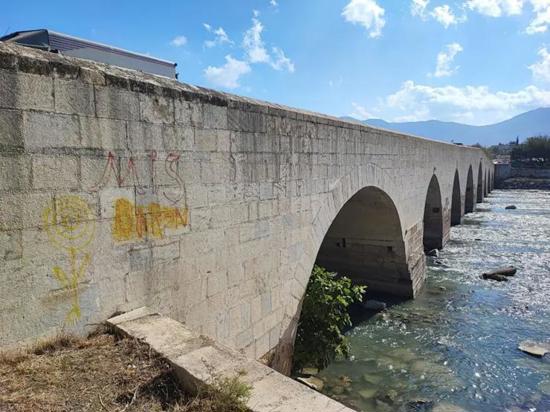 إهانة لتراث 2000عام: Misis Köprüsü جسر الخلود يُشوه بالرذائل