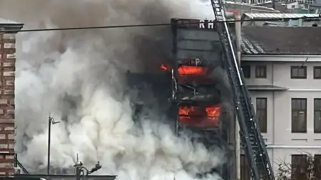 إخماد حريق اندلع بالسوق المصري في منطقة إمينونو بإسطنبول إخماد حريق اندلع بالسوق المصري في منطقة إمينونو بإسطنبول