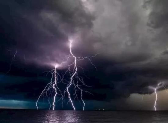 إنذارات ملونة وتحذيرات من عواصف رعدية