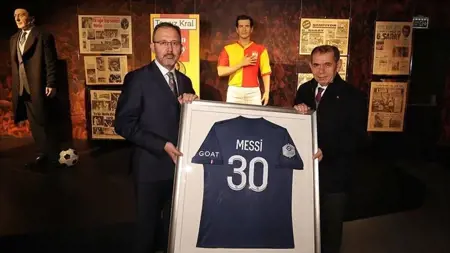 كان أهداه له.. وزير الرياضة التركي يتبرع بقميص ميسي من أجل متضرري الزلزال كان أهداه له.. وزير الرياضة التركي يتبرع بقميص ميسي من أجل متضرري الزلزال