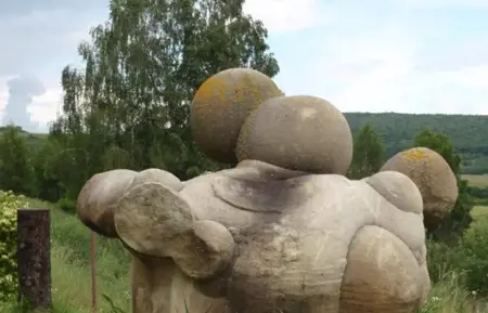 حيرت الزوار ..رومانيا تحتضن صخور تنمو وتتكاثر  حيرت الزوار ..رومانيا تحتضن صخور تنمو وتتكاثر