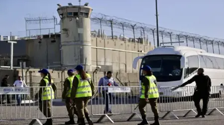 جنود الاحتلال يطلقون الغاز المسيل للدموع على فلسطينيين كانوا في انتظار خروج الأسرى جنود الاحتلال يطلقون الغاز المسيل للدموع على فلسطينيين كانوا في انتظار خروج الأسرى