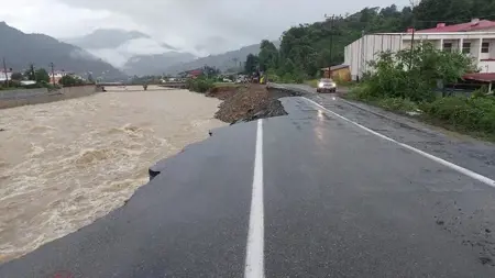 أمطار غزيرة تحدث انهيارات أرضية وفيضانات في ولاية آرتقين التركية أمطار غزيرة تحدث انهيارات أرضية وفيضانات في ولاية آرتقين التركية