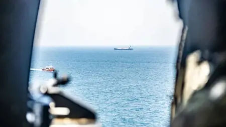 تحذيرات الحوثيين تُجبر 9 سفن على العودة.. و7 ناقلات نفط سعودية تتراجع عن باب المندب