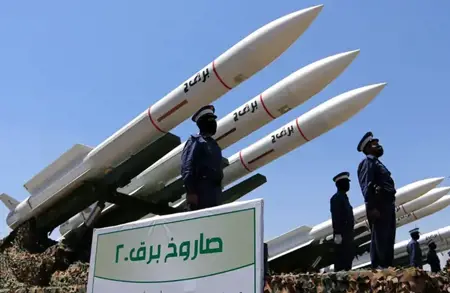 اليمن.. الحوثيون يطلقون 5 صواريخ باليستية باتجاه مضيق باب المندب