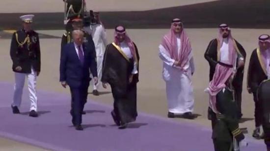 عاجل:الرئيس الأمريكي يصل إلى السعودية في أولى محطات جولته الشرق أوسطية عاجل:الرئيس الأمريكي يصل إلى السعودية في أولى محطات جولته الشرق أوسطية