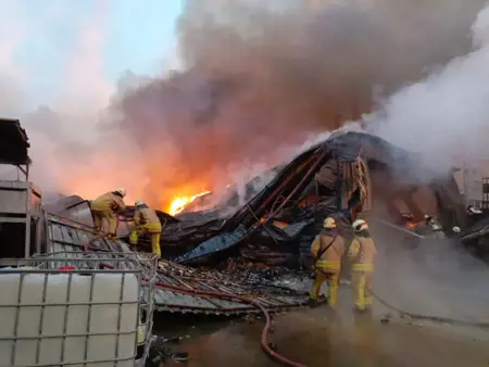 اندلاع حريق هائل بمستودع في إسنيورت اندلاع حريق هائل بمستودع في إسنيورت