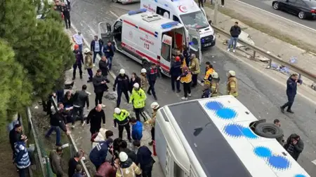 اسطنبول: حادث مروري متسلسل في سيليفري يسفر عن إصابة 27 شخصًا اسطنبول: حادث مروري متسلسل في سيليفري يسفر عن إصابة 27 شخصًا