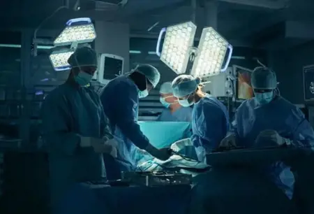 للمرة الأولى عالمياً... إزالة ورم دماغي بمساعدة الذكاء الاصطناعي في غرفة العمليات