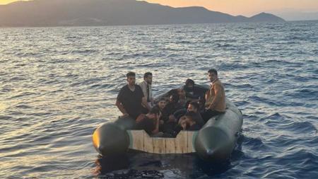 طائرة بدون طيار  تحدد موقع مهاجرين غير شرعيين قبالة سواحل إزمير