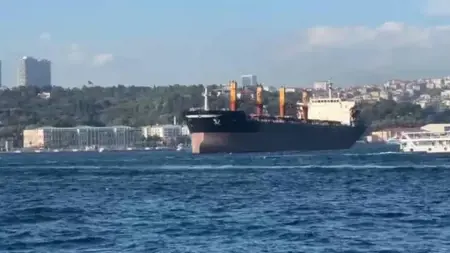تعليق حركة السفن في مضيق البوسفور باسطنبول في كلا الاتجاهين تعليق حركة السفن في مضيق البوسفور باسطنبول في كلا الاتجاهين
