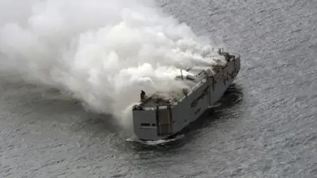 تحمل قرابة 3000 سيارة ..استمرار الحريق على متن سفينة شحن متجهة من ألمانيا إلى مصر تحمل قرابة 3000 سيارة ..استمرار الحريق على متن سفينة شحن متجهة من ألمانيا إلى مصر