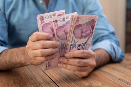 تحركات التضخم تعيد الحديث عن زيادة محتملة للأجور