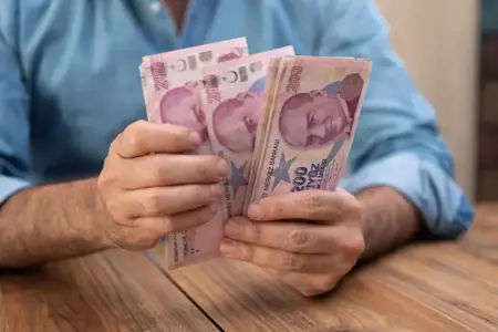 تحركات التضخم تعيد الحديث عن زيادة محتملة للأجور