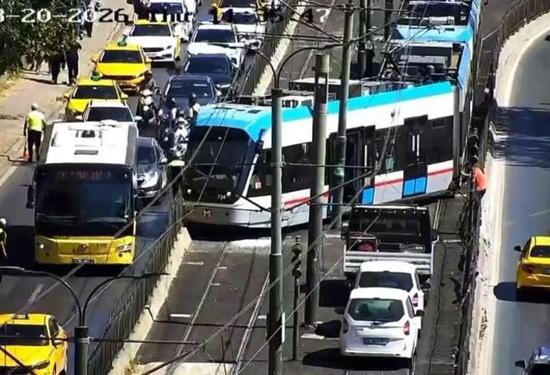 خروج ترامواي عن مساره في منطقة بيوغلو وسط إسطنبول وإجلاء الركاب
