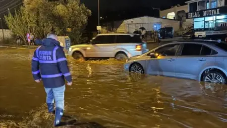غزارة الأمطار تغمر منازل المواطنين في ولاية بودروم التركية غزارة الأمطار تغمر منازل المواطنين في ولاية بودروم التركية