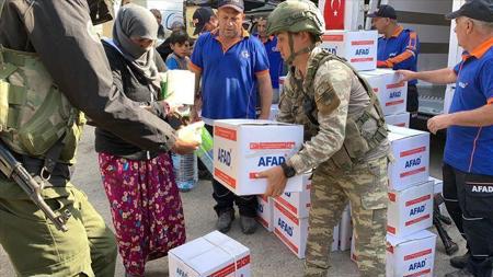الجيش التركي يرسل مساعدات إنسانية لسكان رأس العين بشمال سوريا