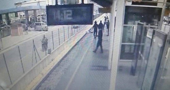 وفاة شاب تركي بعد فقدان توازنه  في محطة مترو الأنفاق في بورصة