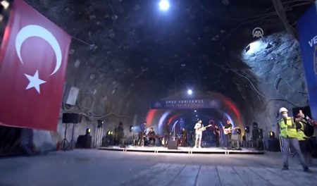 حفل موسيقي في إسطنبول على بعد 70 متراً تحت الأرض