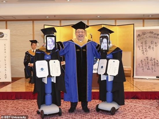 في ظل كورونا .. جامعة صينية تستخدم الروبوتات لتخريج الطلبة عن بعد