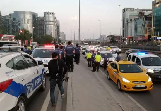 اعتقال 5 أشخاص بعد محاولتهم اختطاف سائق تكسي في اسطنبول