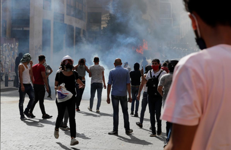 لبنان: مقتل شرطي وعشرات الإصابات خلال اشتباكات مع متظاهرين وسط بيروت