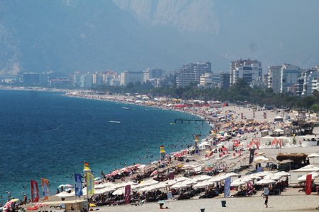 شواطئ أنطاليا.. ملاذ السكان والسياح هربًا من الحرارة