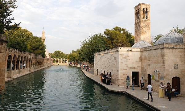 الرئيس التركي اردوغان وزوجته أمينة يزوران مركزاًَ لأصحاب الاحتياجات الخاصة في اسطنبول