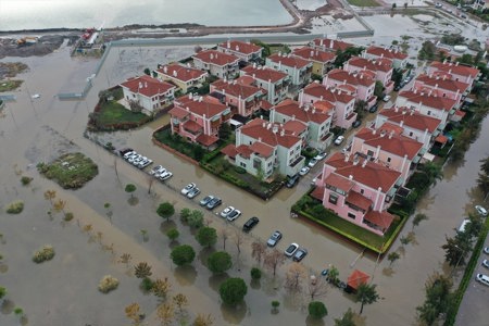 الصور لطوفان البحر في منطقة كارشي ياقا بإزمير