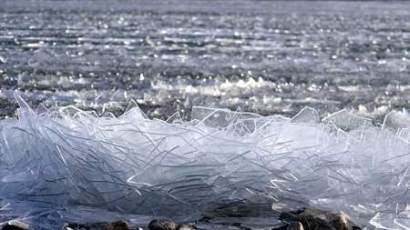 صور:الجليد المتـ.ـكسر يتماوج على سطح بحيرة “تشيلدر”