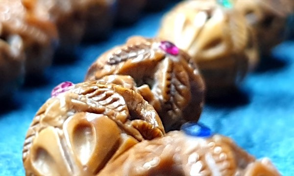 تركيا تحتفل بالذكرى ٧٤٥ لوفاة كبير المتصوفين في العالم الإسلامي، جلال الدين الرومي، المعروف بـ"مولانا"، وذلك من خلال تنظيم احتفالية "شبِ عروس"، وتعني ليلة العرس باللغة الفارسية في مدينة قونيا التركية 