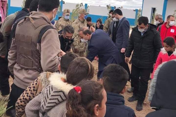 . هكذا يقضي أطفال اللاجئين والمهاجرين الذين يحاولون دخول اليونان يومهم، يفترشون الأرض ويلتحفون السماء.
