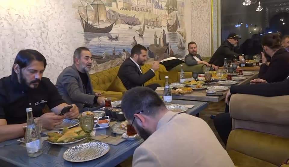 آلاف اللاجئين والمهاجرين غير النظاميين يستمرون بالزحف نحو أوروبا .