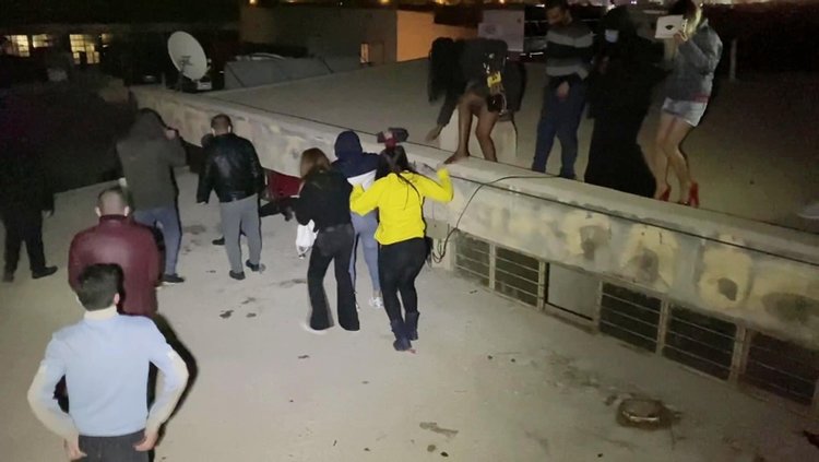 افتتاح شرفة مطلة على أخدود "فاللا" ثاني أعمق أخدود في العالم.