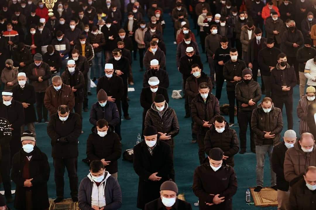 أبرد مدينة في تركيا  صور /أرضروم حيث يلقى الماء الساخن في الهواء فيتجمد الماء فوراً .