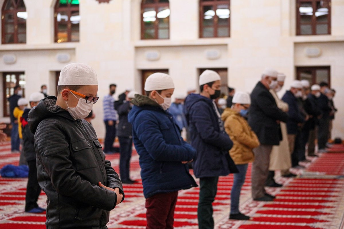 أبرد مدينة في تركيا  صور /أرضروم حيث يلقى الماء الساخن في الهواء فيتجمد الماء فوراً .