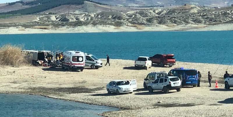 صور :وزير الدفاع التركي خلوصي أكار يقوم بجولة تفقدية على الحدود السورية التركية.