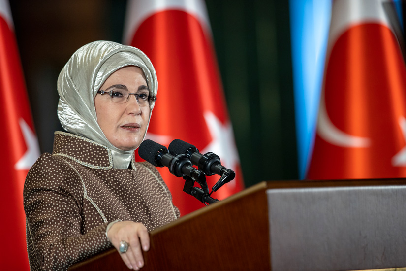 صور :السلطات التركية توفير المواد الغذائية للحيوانات البرية في الغابات والحدائق العامة، بالتزامن مع تدني درجات الحرارة والهطول الكثيف للثلوج.